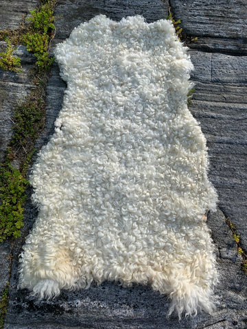 Gotland sheepskin extra curly.